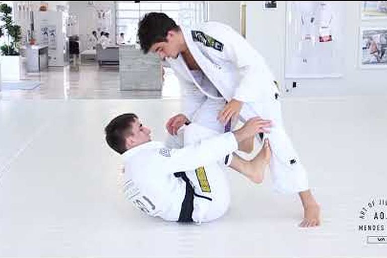 Gui Mendes setting up De La Riva and X-guard with lapel grips at AOJ
